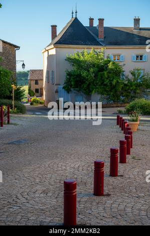 Die Weinregion Beaujolais Pierre dorees verfügt im Sommer über gelbe Häuser und hügelige Weinberge in Frankreich Stockfoto