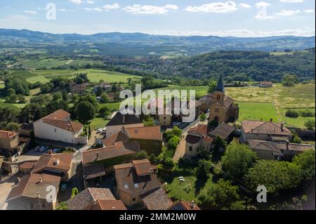 Weinregion Beaujolais Pierre dorees mit gelben Häusern und hügeligen Weinbergen, Luftblick, Frankreich im Sommer Stockfoto