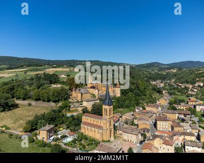 Weinregion Beaujolais Pierre dorees mit gelben Häusern und hügeligen Weinbergen, Luftblick, Frankreich im Sommer Stockfoto