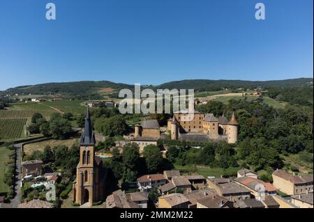 Weinregion Beaujolais Pierre dorees mit gelben Häusern und hügeligen Weinbergen, Luftblick, Frankreich im Sommer Stockfoto