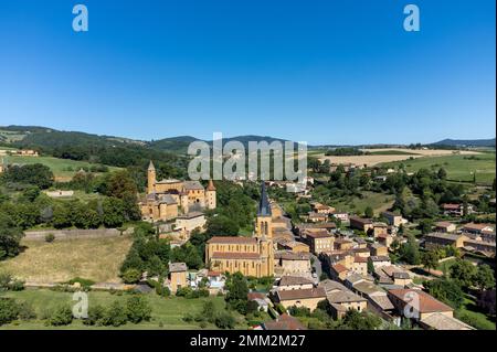 Weinregion Beaujolais Pierre dorees mit gelben Häusern und hügeligen Weinbergen, Luftblick, Frankreich im Sommer Stockfoto