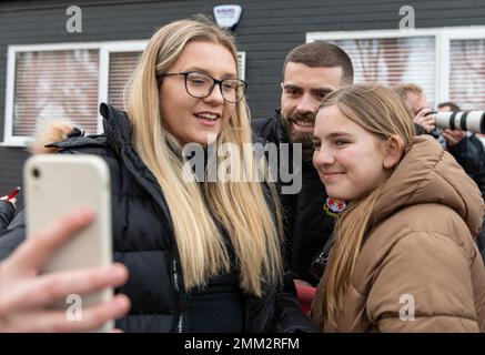 Wrexham, Wrexham County Borough, Wales. 29. Januar 2023 Fans können ein Foto von Wrexhams Elliot Lee während des Wrexham Association Football Club V Sheffield United Football Club auf dem Rennplatz beim Emirates FA Cup machen. (Bild: ©Cody Froggatt/Alamy Live News) Stockfoto