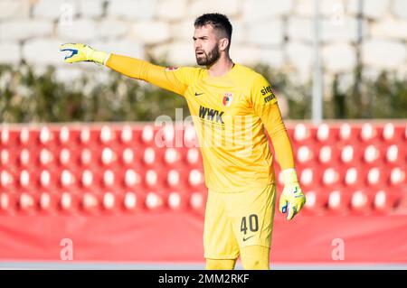 La Nucia, Spanien – 11. Januar 2023. FC Augsburg Torwart Tomas Koubek während der Club Friendly Ferencvaros vs. Augsburg (2-0). Stockfoto