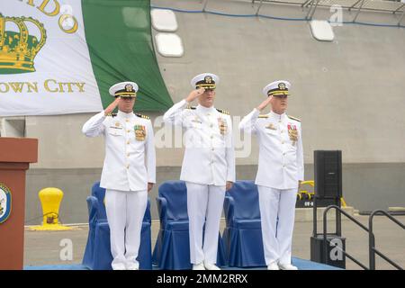 220914-N-ZS023-1022 SAN DIEGO (14. September 2022) Leadership of Independence-Variant littoral Combat ship USS Coronado (LCS 4) verleihen Auszeichnungen während einer Stilllegungszeremonie am 14. September. Coronado war ein Prüf- und Ausbildungsschiff und spielte eine Schlüsselrolle bei der Entwicklung der Betriebskonzepte, die für die derzeitige Konfiguration und den Einsatz der heutigen LCS-Flotte grundlegend waren. Die LCS bleiben schnelle, agile und vernetzte Surface Combatants, die für den Einsatz in küstennahen Umgebungen entwickelt wurden, in der Lage sind, Aufgaben im offenen Meer auszuführen und sich gegen Bedrohungen der Küsten des 21. Jahrhunderts zu wehren. Stockfoto