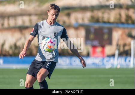 La Nucia, Spanien – 11. Januar 2023. Der FC Augsburg setzt Robert Gumny in der Club-freundlichen Ferencvaros gegen Augsburg (2-0). Stockfoto