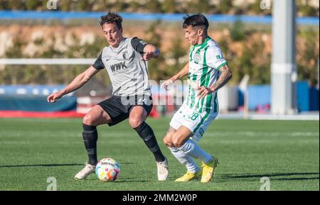 La Nucia, Spanien – 11. Januar 2023. FC Augsburg Mittelfeldspieler Julian Baumgartlinger und Ferencvaros Mittelfeldspieler Carlos Auzqui während des Vereinsfreundlichen Ferencv Stockfoto