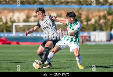 La Nucia, Spanien – 11. Januar 2023. FC Augsburg Mittelfeldspieler Julian Baumgartlinger und Ferencvaros Mittelfeldspieler Carlos Auzqui während des Vereinsfreundlichen Ferencv Stockfoto