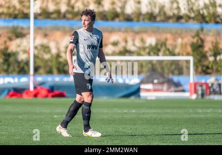 La Nucia, Spanien – 11. Januar 2023. FC Augsburg defensiver Mittelfeldspieler Julian Baumgartlinger während der Vereinsfreundschaft Ferencvaros gegen Augsburg (2-0). Stockfoto