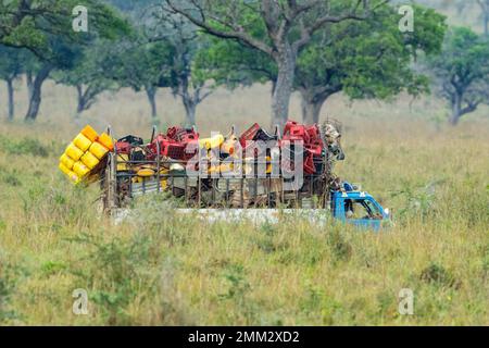 Ein Lkw, der Plastikabfälle zum Recycling transportiert, fährt südlich vom Südsudan durch den Kidepo-Nationalpark im Norden Ugandas. Stockfoto