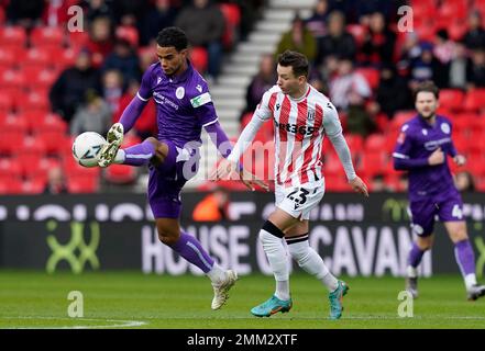 Stoke, Großbritannien. 29. Januar 2023. Terence Vancooten aus Stevenage, herausgefordert von Bersant Celina aus Stoke City während des FA-Cup-Spiels im Stadion bet365, Stoke. Der Bildausdruck sollte lauten: Andrew Yates/Sportimage Credit: Sportimage/Alamy Live News Stockfoto