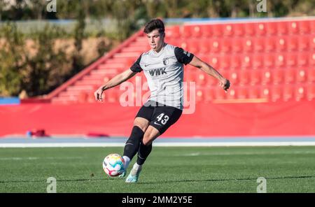 La Nucia, Spanien – 11. Januar 2023. Der FC Augsburg attackiert den Mittelfeldspieler Mert Komur während der Vereinsfreundschaft Ferencvaros gegen Augsburg (2-0). Stockfoto