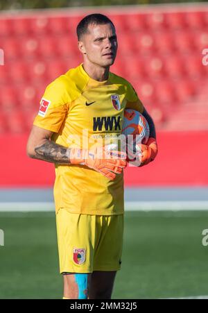 La Nucia, Spanien – 11. Januar 2023. FC Augsburg Torwart Rafal Gikiewicz während der Club-freundlichen Ferencvaros vs. Augsburg (2-0). Stockfoto