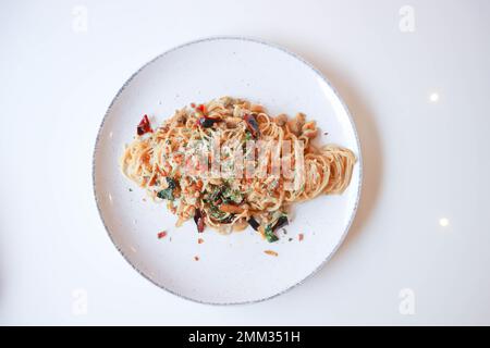 Pasta oder scharfe Pasta oder scharfe Spaghetti, Spaghettini mit Knoblauch und getrockneten Chili oder getrocknete Chili Spaghetti zum Servieren Stockfoto