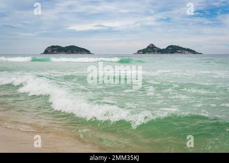 Blick auf das Meer und den Strand und Ilha Pontuda, Ilha Alfaqaca am Strand Barra da Tijuca in Rio de Janeiro, Brasilien. Stockfoto