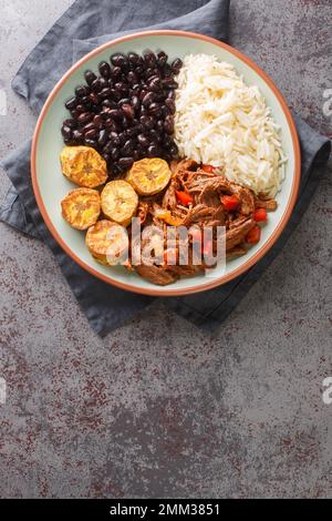 Pabellon criollo ist ein traditionelles venezolanisches Gericht mit Rinderschredder, das in der Regel mit weißem Reis, schwarzen Bohnen und gebratenen Mehlbananen serviert wird Stockfoto