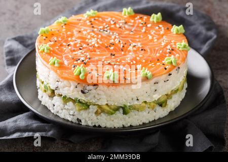 Frische leckere Sushi-Kuchen Philadelphia Nahaufnahme auf dem Teller auf dem Tisch. Horizontal Stockfoto