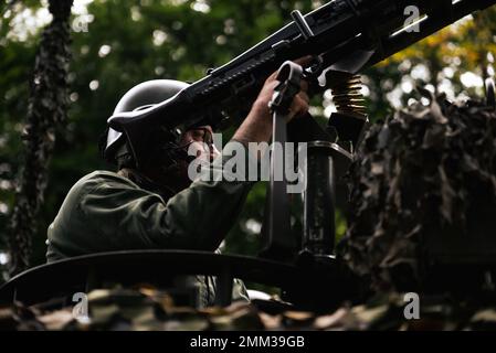 Ein italienischer Soldat mit 4. Panzerregiment, Garibaldi Brigade, bemannt ein montiertes Maschinengewehr auf einem C1 Ariete Panzer im Joint Multinary Readiness Center in Hohenfels, Deutschland, 14. September 2022 im Rahmen der Übung Sabre Junction 22. Sabre Junction 22 ist eine multinationale Rotationsübung, mit der die Bereitschaft der Luftbrigade 173. der US-Armee zur Durchführung einheitlicher Landoperationen in einem gemeinsamen, Kombinierte Umwelt und zur Förderung der Interoperabilität mit mehr als 4.500 Teilnehmern aus den USA und Alliierten sowie Partnerländern an der US-Armee Grafenwoehr und Hohenfels Ausbildung sind Stockfoto