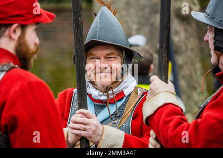 London, Großbritannien. 29. Januar 2023. Die jährliche Marsch- und Parade der King's Army, die von der English Civil war Society organisiert wird, folgt der Route, die Charles I vom St. James Palace in der Mall bis zum Ort seines Todes im Banqueting House in Whitehall, London, nahm. Dieses Ereignis hat, abgesehen von einem covid hiatus, seit 40 Jahren ein ähnliches Format. Kredit: Guy Bell/Alamy Live News Stockfoto