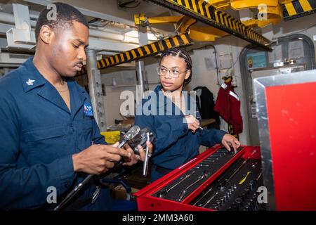 220914-WU964-N-1027 PAZIFISCHER OZEAN (SEPT 14, 2022) Aviation Ordnanceman 2. Klasse Pierre Regis, links, aus New York, Und Aviation Ordnanceman Airman Asia Roseclark aus Moss Point, Mississippi, organisiert Werkzeuge in der Waffenwerkstatt der Abteilung für mittlere Luftfahrtinstandhaltung an Bord des einzigen vorwärts eingesetzten Flugzeugträgers der US-Marine, USS Ronald Reagan (CVN 76), im Pazifischen Ozean, September 14. Ronald Reagan, das Flaggschiff der Carrier Strike Group 5, stellt eine kampfbereite Kraft zur Verfügung, die die Vereinigten Staaten schützt und verteidigt und Allianzen, Partnerschaften und kollektive maritime Interessen in Th unterstützt Stockfoto