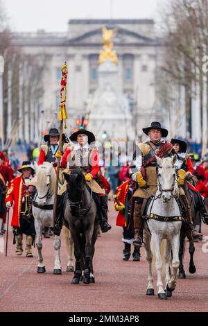 London, Großbritannien. 29. Januar 2023. Die jährliche Marsch- und Parade der King's Army, die von der English Civil war Society organisiert wird, folgt der Route, die Charles I vom St. James Palace in der Mall bis zum Ort seines Todes im Banqueting House in Whitehall, London, nahm. Dieses Ereignis hat, abgesehen von einem covid hiatus, seit 40 Jahren ein ähnliches Format. Kredit: Guy Bell/Alamy Live News Stockfoto