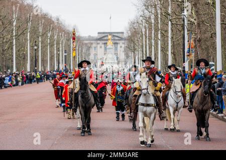 London, Großbritannien. 29. Januar 2023. Die jährliche Marsch- und Parade der King's Army, die von der English Civil war Society organisiert wird, folgt der Route, die Charles I vom St. James Palace in der Mall bis zum Ort seines Todes im Banqueting House in Whitehall, London, nahm. Dieses Ereignis hat, abgesehen von einem covid hiatus, seit 40 Jahren ein ähnliches Format. Kredit: Guy Bell/Alamy Live News Stockfoto