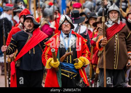 London, Großbritannien. 29. Januar 2023. Die jährliche Marsch- und Parade der King's Army, die von der English Civil war Society organisiert wird, folgt der Route, die Charles I vom St. James Palace in der Mall bis zum Ort seines Todes im Banqueting House in Whitehall, London, nahm. Dieses Ereignis hat, abgesehen von einem covid hiatus, seit 40 Jahren ein ähnliches Format. Kredit: Guy Bell/Alamy Live News Stockfoto