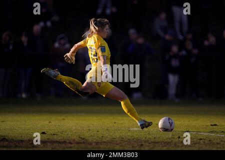 Die Torhüterin Claudia Moan von Sunderland tritt beim Vital Women's FA Cup in der vierten Runde auf dem Eppleton Colliery Welfare Ground in Sunderland einen Torschuss. Foto: Sonntag, 29. Januar 2023. Stockfoto