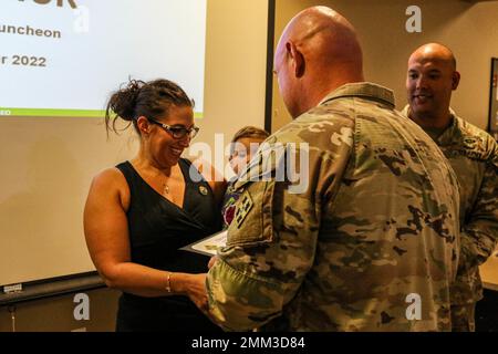 Ein Familienmitglied eines Soldaten, der dem Kampfteam der Stryker Brigade 2., 4. Infanterie-Division, links, zugewiesen wurde, erhält während 2SBCT einer Zeremonie in Ft. Carson, September 14. Die Brigade hielt die Zeremonie ab, um den selbstlosen Dienst der Freiwilligen innerhalb der Brigade zu ehren. Foto der US-Armee von Maj. Jason Elmore. Stockfoto