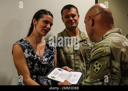 Ein Familienmitglied eines Soldaten, der dem Kampfteam der Stryker Brigade 2., 4. Infanterie-Division, links, zugewiesen wurde, erhält während 2SBCT einer Zeremonie in Ft. Carson, September 14. Die Brigade hielt die Zeremonie ab, um den selbstlosen Dienst der Freiwilligen innerhalb der Brigade zu ehren. Foto der US-Armee von Maj. Jason Elmore. Stockfoto