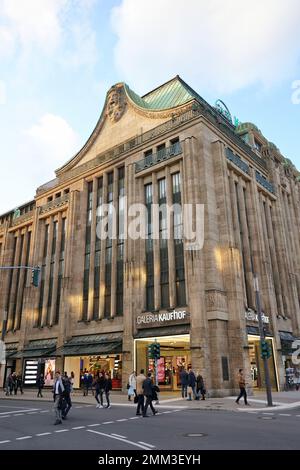 Das historische Gebäude des langjährigen Kaufhauses Galeria Kaufhof (ehemals Warenhaus Tietz) in Düsseldorf. Stockfoto