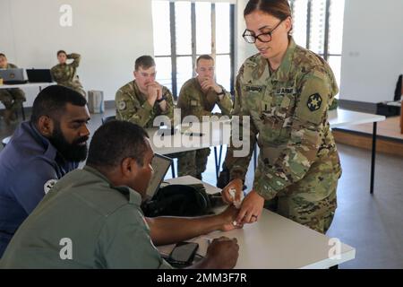 1. Leutnant Corin Swarbrick, Intensivpflegerin, zugewiesen zum 402. Forward Resuscitative Surgical Team, USA Army Reserve, demonstriert ein Wundpackverfahren während der taktischen Kampfnotfallversorgung als Teil der Übung Cartwheel im Blackrock Training Camp, 14. September 2022. Exercise Cartwheel ist eine multilaterale Militär-zu-Militär-Übung mit den Streitkräften der USA, der Republik Fidschi, Australiens, Neuseelands und Großbritanniens, die durch die Entwicklung und Betonung von UNI die Fähigkeit zur Bewältigung einer Krise und von Eventualitäten erhöht, um die Vorbereitungsbereitschaft und Interoperabilität zu verbessern Stockfoto