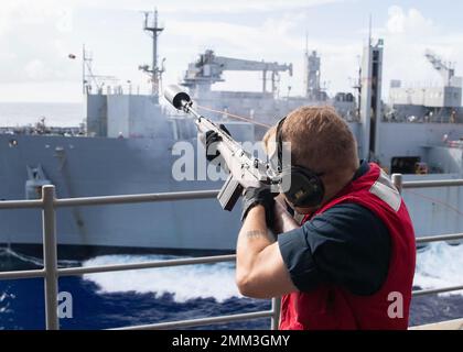 220915-N-TT639-1029 PHILIPPINISCHES MEER (SEPT 15, 2022) – Gunners Mate Seaman Justin Nelson aus Memphis, Tennessee, feuert eine Schusslinie zum Militär-Sealift-Kommando-Trocken- und Munitionsschiff USNS Carl Brashear (T-AKE 7) während einer Auffüllung auf See an Bord des amphibischen Angriffsträgers USS Tripoli (LHA 7) am 15. September 2022. Tripolis ist im Einsatzgebiet der US-Flotte von 7. tätig, um die Interoperabilität mit Verbündeten und Partnern zu verbessern und als einsatzbereite Einsatztruppe für den Frieden und die Stabilität in der Region Indo-Pazifik zu dienen. Stockfoto