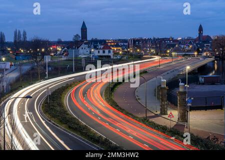 Langzeitbelichtung des Abendverkehrs auf einer Autobahn vom Bahnhof Halfweg Zwanenburg in den Niederlanden aus gesehen Stockfoto