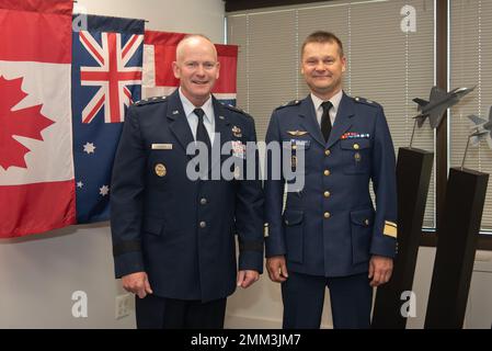 CRYSTAL CITY, VA. (Sept. 14, 2022) – LT. Gen. Michael Schmidt, F-35 Joint Program Executive Officer (PEO), trifft sich mit Generalmajor Juha-Pekka Keränen, Finnish Air Chief, während eines jährlichen Besuchs in Crystal City, VA., 14. September 2022. Dies war das erste Treffen zwischen der finnischen Führung und der PEO seit der Unterzeichnung des Letter of Acceptance. Das gemeinsame Programmbüro F-35 ist der Schwerpunkt des Verteidigungsministeriums für die 5.-Generation-Schlagflugzeuge für die Marine, die Luftwaffe, die Marine und unsere Verbündeten. Die F-35 ist das führende Multi-Mission, 5. Generation Waffensystem. Seine Fähigkeit zu sammeln, ein Stockfoto