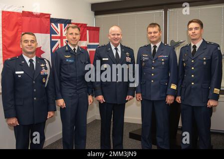 CRYSTAL CITY, VA. (Sept. 14, 2022) – Generalleutnant Michael Schmidt (Mitte), F-35 Joint Program Executive Officer (PEO), trifft sich mit Generalmajor Juha-Pekka Keränen, dem finnischen Luftwaffenchef, Oberst Aki Heikkinen, dem finnischen Außenverbindungsbeauftragten, dem Major Toni Lyytinen, dem finnischen Luftwaffenchef, Und Oberst John Kent – Verteidigungsattaché, US-Botschaft Helsinki, bei einem jährlichen Besuch in Crystal City, VA., 14. September 2022. Dies war das erste Treffen zwischen der finnischen Führung und der PEO seit der Unterzeichnung des Letter of Acceptance. Das gemeinsame Programmbüro F-35 ist der Schwerpunkt des Verteidigungsministeriums für die Stockfoto