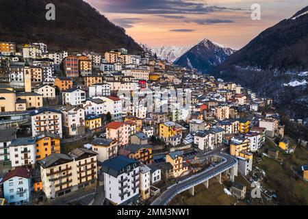 Luftaufnahme der italienischen Stadt bei Sonnenuntergang, Premana, Lecco, Lombardei, Italien Stockfoto