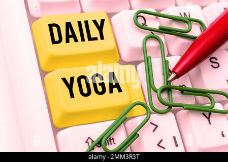 Inspiration mit Schild „Daily Yoga“. Business Showcase-Serie von Yoga-Workouts, mit denen verschiedene Körperteile trainiert werden können Stockfoto