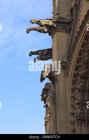 Skulpturen in der Kalksteinfassade der gotischen mittelalterlichen Kathedrale Saint Etienne in der französischen Stadt Metz Stockfoto