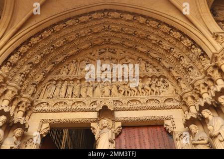 Tympanum mit letztem Urteil über die Fassade der St.-Etienne-Kathedrale in der französischen Stadt Metz Stockfoto