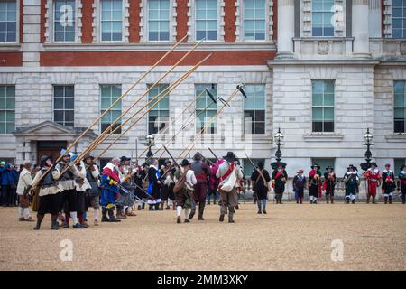 London, England, Großbritannien. 29. Januar 2023. Mitglieder der Königsarmee der Englischen Bürgerkriegsgesellschaft nehmen an einem jährlichen marsch durch die Mall in London Teil, um der Hinrichtung von König Karl I. zu gedenken (Kreditbild: © Tayfun Salci/ZUMA Press Wire) NUR REDAKTIONELLE VERWENDUNG! Nicht für den kommerziellen GEBRAUCH! Stockfoto