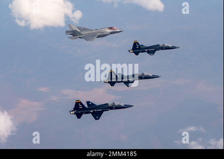 EIN US-AMERIKANISCHER Air Force F-35A Lightning II, der 61. Kampfgeschwader zugewiesen, und T-38A Talons, die der 2D. Kampfgeschwader zugeteilt sind, fliegen in Formation über Süd-Idaho, 14. September 2022. Die Einheiten, die dem Luftwaffenstützpunkt Luke, Arizona, und der Eglin AFB, Florida, zugeteilt wurden, reisten nach Idaho für eine Übung zum Grundkurs des F-35-Piloten. Stockfoto