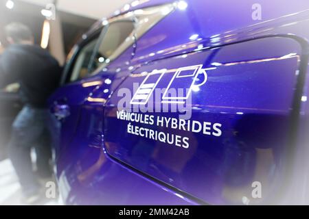 Nahaufnahme einer Ladebuchse eines Hybridfahrzeugs. Stockfoto