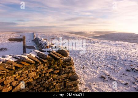 Verschneite Landschaft vom Gipfel des PEN-y-gent Mountain im Winter - einer der Yorkshire Three Peaks im Yorkshire Dales National Park - wi Stockfoto