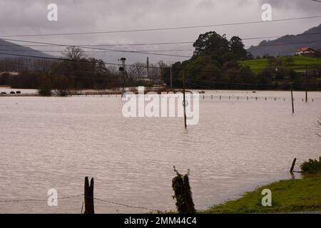 Cicero, Kantabrien, Spanien. 18. Januar 2023. Cicero, SPANIEN: Die Wiesen überfluteten mit Wasser nach den Regenfällen, die während der letzten Tage während der Stürme fielen, Fien und Gerard durchquerten Spanien in Cicero, Spanien am 18. Januar 2023. (Kreditbild: © Alberto Brevers/Pacific Press via ZUMA Press Wire) NUR ZUR REDAKTIONELLEN VERWENDUNG! Nicht für den kommerziellen GEBRAUCH! Stockfoto