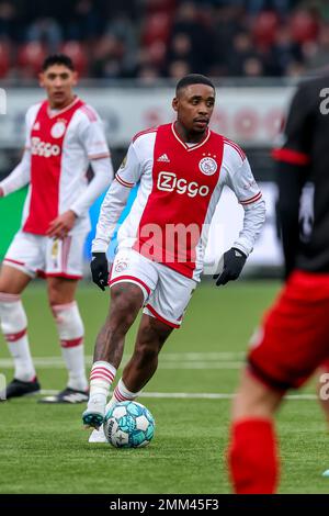 ROTTERDAM, NIEDERLANDE - JANUAR 29: Steven Bergwijn von Ajax kontrolliert den Ball während des niederländischen Eredivisie-Spiels zwischen Excelsior Rotterdam und Ajax im Van Donge & De Roo Stadion am 29. Januar 2023 in Rotterdam, Niederlande (Foto von Peter Lous/Orange Pictures) Stockfoto