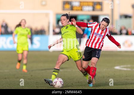 Hetton Le Hole, Großbritannien. 29. Januar 2023. Eppleton Colliery Football Ground Ella Toone von Manchester Utd kämpft mit Abbey Joice von Sunderland um den Ball während des FA-Cup-Spiels für Frauen zwischen Sunderland und Manchester United auf dem Eppleton Colliery Football Ground in Hetton-le-Hole, England (Richard Callis/SPP) Guthaben: SPP Sport Press Photo. Alamy Live News Stockfoto