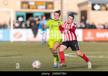 Hetton Le Hole, Großbritannien. 29. Januar 2023. Eppleton Colliery Football Ground Ella Toone von Manchester Utd kämpft mit Abbey Joice von Sunderland um den Ball während des FA-Cup-Spiels für Frauen zwischen Sunderland und Manchester United auf dem Eppleton Colliery Football Ground in Hetton-le-Hole, England (Richard Callis/SPP) Guthaben: SPP Sport Press Photo. Alamy Live News Stockfoto