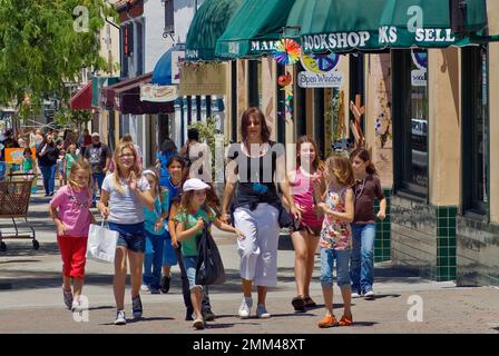 Eine Gruppe junger Mädchen, Lehrer, auf der Main Street, Ventura, Kalifornien, USA Stockfoto