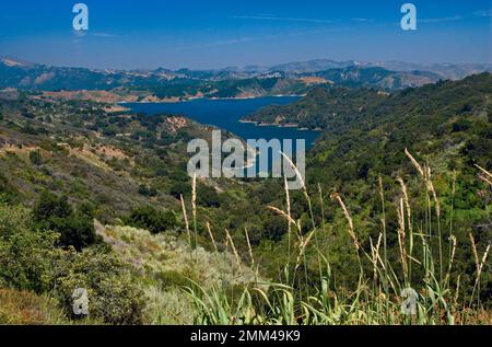 Lake Casitas vom Laguna Ridge in den Santa Ynez Mountains in der Nähe von Ventura und Ojai, Kalifornien, USA Stockfoto