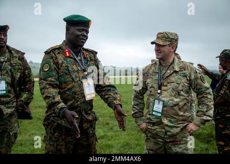 Brigadegeneral Bob Paciesky Ogiki, Stabschef der Landstreitkräfte Uganda, spricht mit Maj. Pat McGrath vor einer Waffendemonstration während des African Land Forces Colloquium 2022, Grafenwoehr, Deutschland, 14. September 2022. ALFC 22 brachte die Kommandeure der afrikanischen Landstreitkräfte zusammen mit ausgewählten US-Armeeanführern sowie Führern der alliierten und Partnerarmee, um die Sicherheitsherausforderungen der Landstreitkräfte anzugehen. ALFC22 betonte die institutionelle Ausbildung der US-Armee und die Möglichkeiten, „zu trainieren, um zu kämpfen“. Stockfoto